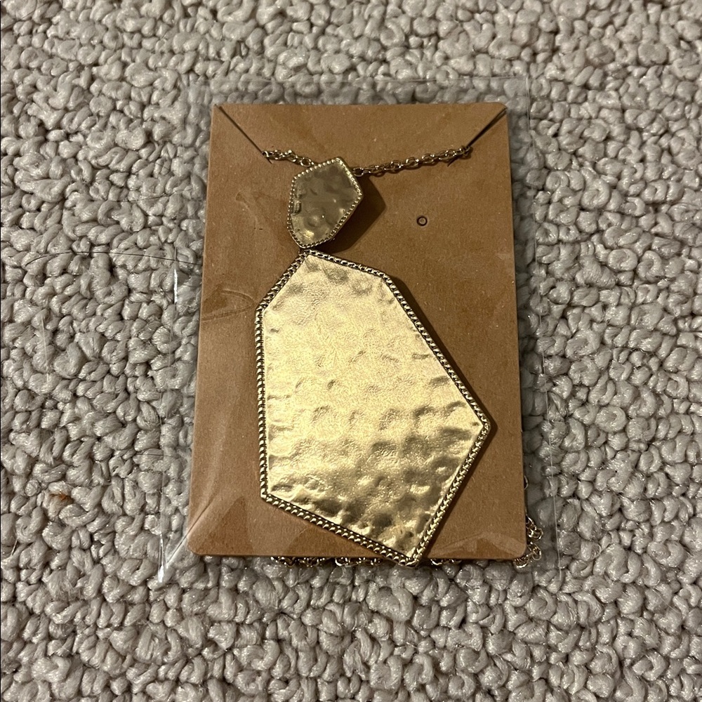 Elegant Gold Pendant Necklace